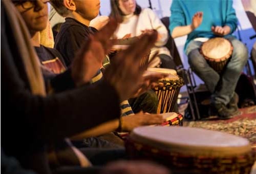 Um círculo de percussão