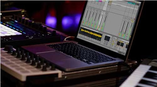 Um computador com o DAW Ableton Live