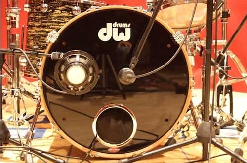 O tambor baixo de um conjunto de bateria