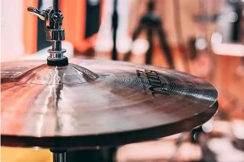 O hi-hat de um conjunto de bateria