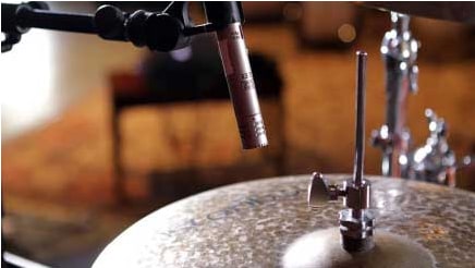 O microfone para gravar o hi-hat