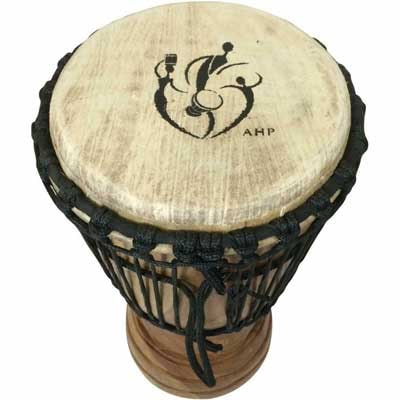 O Djembe africano esculpido à mão