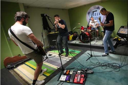 Um grupo musical a ensaiar