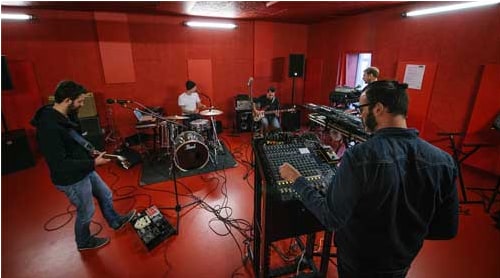 Um grupo musical a ensaiar
