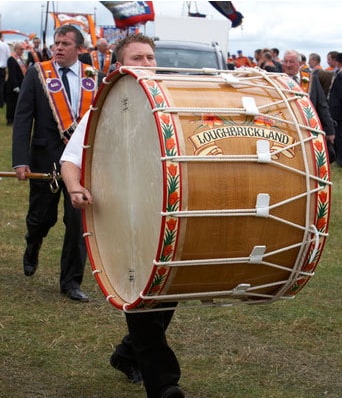 Um baixo de Lambeg marchando tambor