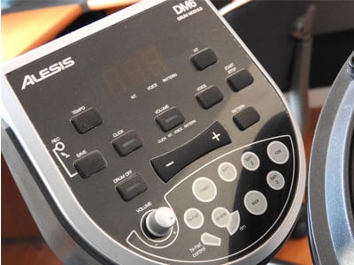 O módulo de bateria electrónica Alesis DM6