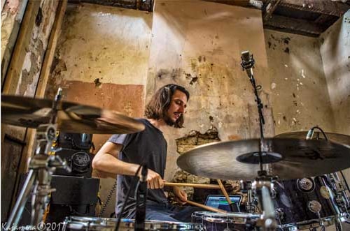 Baterista Jake Bradford-Sharp