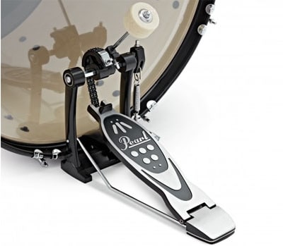 O pedal do tambor baixo do conjunto de tambores Pearl Roadshow