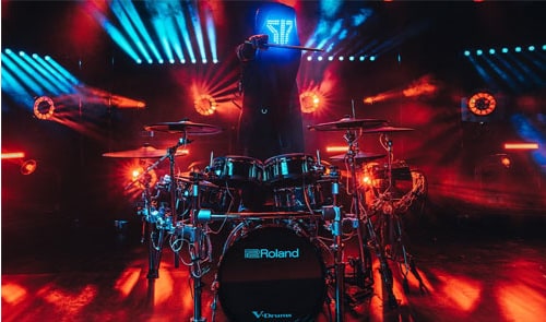 O kit de bateria electrónica Roland TD-50KV2 no palco