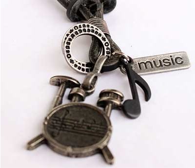 Um colar com a forma de um conjunto de bateria da Ebsem Music
